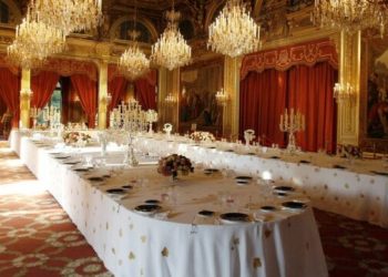 Punonjësi i Pallatit Élysée vjedh enët e përdorura nga Macron dhe familja e tij