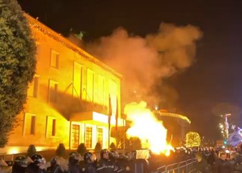 Shqipëri / Mbyllet me molotov protesta e PD, Berisha: Aksioni nuk mbaron këtu