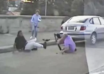 Pamje që tregojnë çiftin që përpiqet të ndalojë personin e armatosur – përpara se të vriten nga ai, në sulmin në Sidnei të Australisë