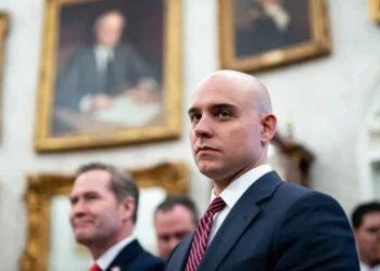 Kush është “njeriu në hije” i Trumpit – emri i tij shkakton frikë mes republikanëve dhe publiku nuk e njeh