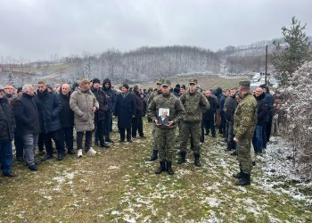 Pa praninë e të birit “Cali”, varroset babai i Salih Mustafës