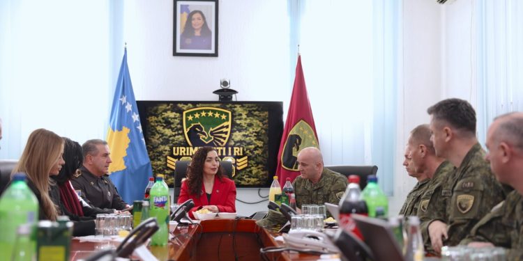 Presidentja Osmani viziton FSK-në për fundvit