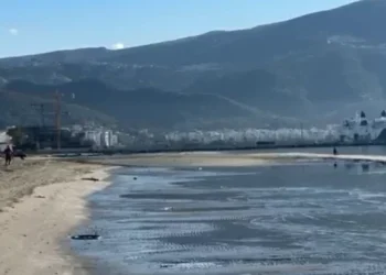 Fenomen i rrallë në bregdetin shqipar: Tërhiqet deti në Vlorë