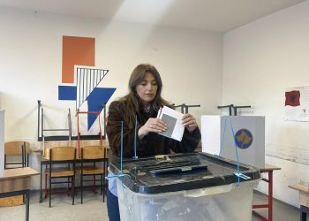 Albulena Haxhiu voton në Prishtinë, fton qytetarët të dalin në zgjedhje
