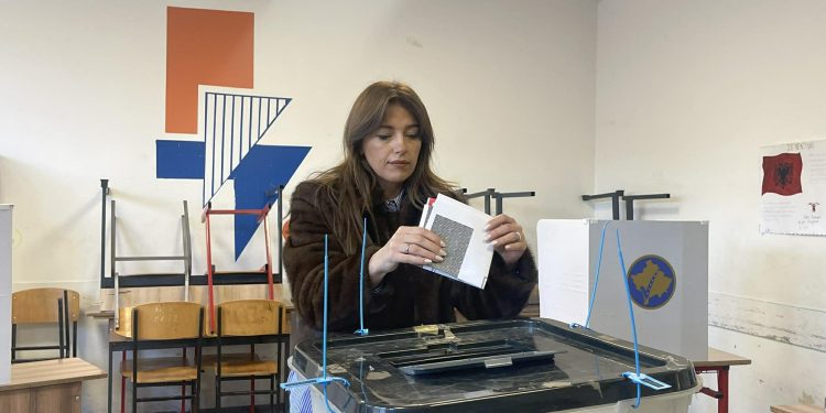 Albulena Haxhiu voton në Prishtinë, fton qytetarët të dalin në zgjedhje