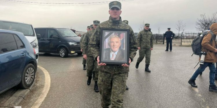 Nexhat Dacit i jepet lamtumira e fundit me ceremoni shtetërore në Prishtinë