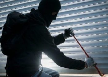 Hajnat grabisin kasafortën me pesë armë brenda një shtëpie në Drenas