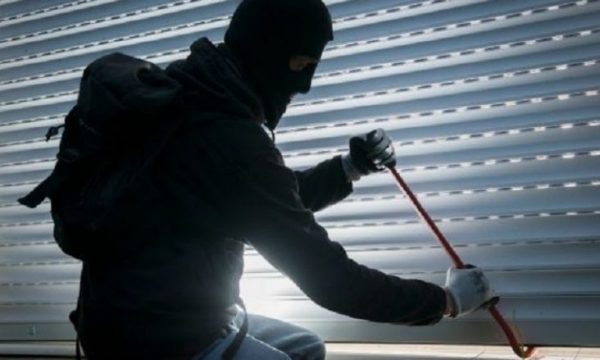 Hajnat grabisin kasafortën me pesë armë brenda një shtëpie në Drenas