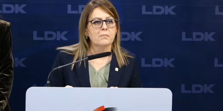 Hykmete Bajrami jep dorëheqje nga pozita e nënkryetares së LDK-së, kërkon edhe dorëheqjen e Abdixhikut