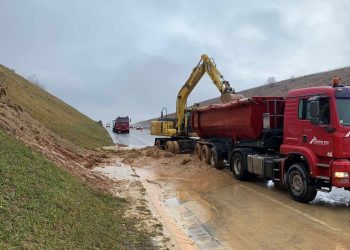 Rrëshqitje dheu e rrugë të dëmtuara, Policia thirrje shoferëve: Tregoni kujdes