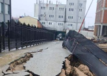Shembet një pjesë e rrugës në lagjen Veterrnik në Prishtinë