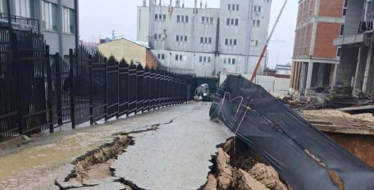 Shembet një pjesë e rrugës në lagjen Veterrnik në Prishtinë
