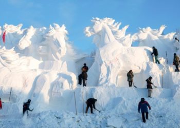 VIDEO / Imazhe mbresëlënëse të skulpturave prej akulli që magjepsin vizitorët në Kinë
