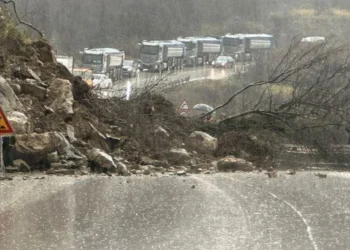 Shkëputet masivi shkëmbor, bllokohet rruga në aksin Gjirokastër-Tepelenë