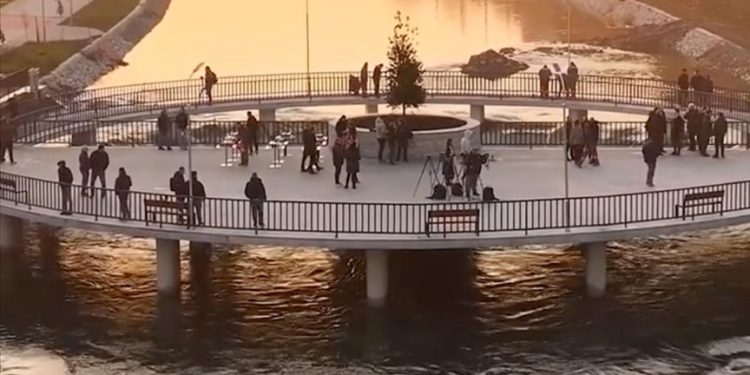 “Kishte rrëshqitur” – Policia jep detaje të reja për rastin e gruas që ra nga ura e re mbi lumin Ibër