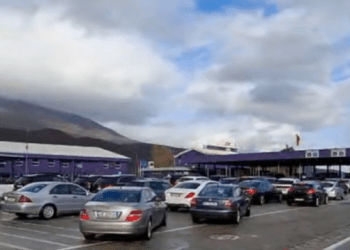 Raportohet për radhë të gjata në Vërmicë, shtetasit e Shqipërisë ua mësyjnë pikave turistike të Kosovës