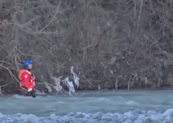 Policia shqiptare kërkon 30-vjeçarin që dyshohet se u mor nga rrjedha e përroit dhe përfundoi në lumin Mat