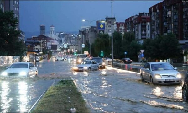 Ministria shtyn për 12 janar fillimin e mësimit në nivel vendi, arsye reshjet e vazhdueshme dhe vërshimet