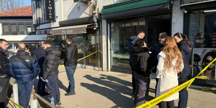 Plaçkitën ari në vlerë të mbi 600 mijë €, zbulohet se hajnat shpuan murin dhe u futën në argjendari