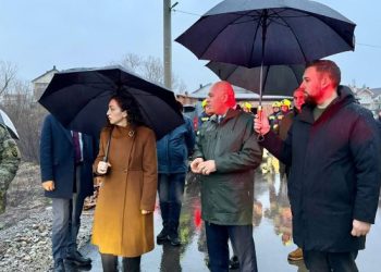 Osmani viziton familjet e prekura nga vërshimet në Gjakovë dhe Malishevë