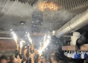 Del video që shfaq një person teksa përpiqet të shuajë flakët në momentet e para të zjarrit në Zvicër