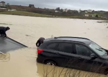 Raportohet se një familje kosovare me tre fëmijë, kanë mbetur të bllokuar në makinë në Shqipëri